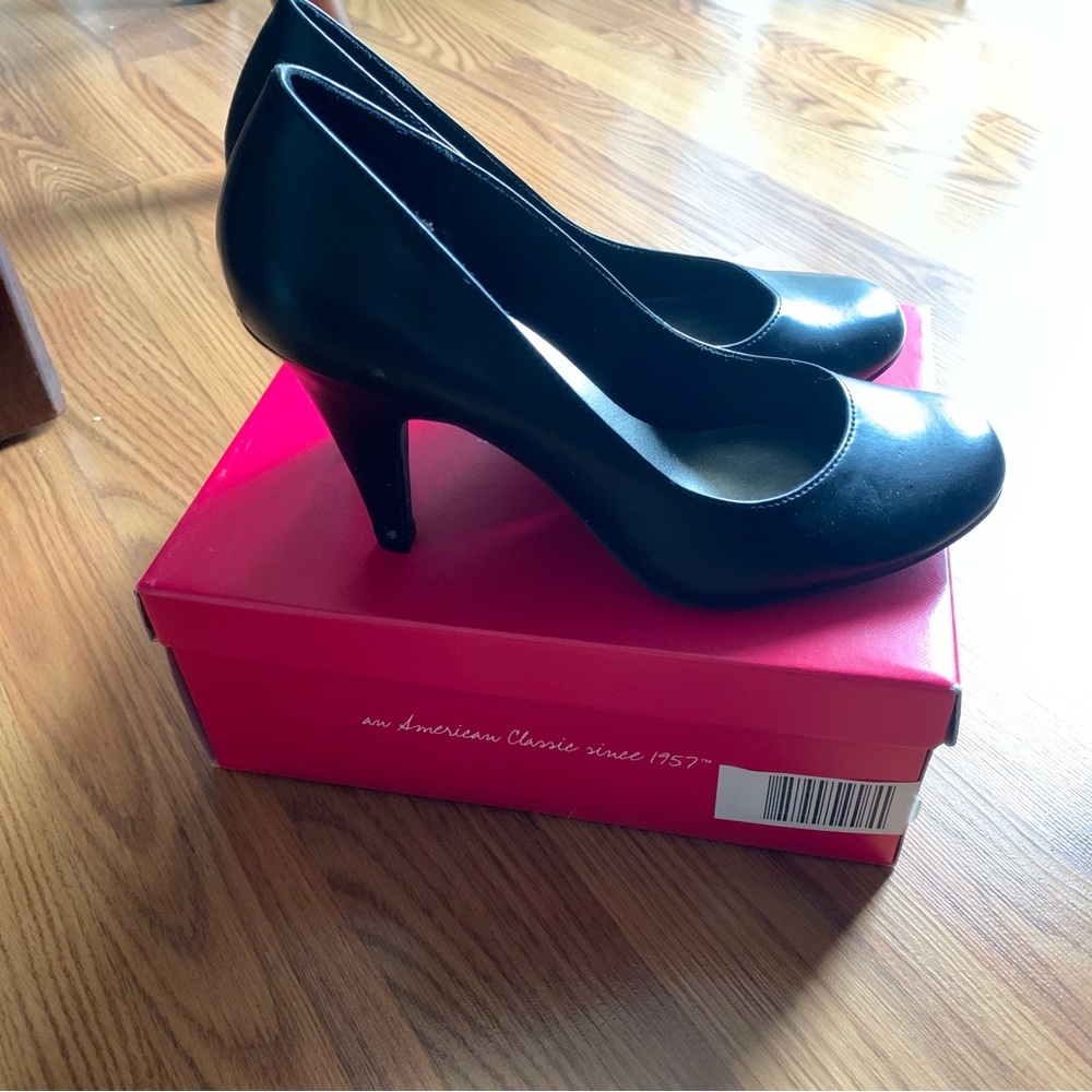 Vintage Dexter round toe pump